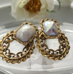 Estunning gold design with iridescent pearl accents.